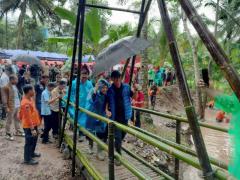 Momen Romantis Sepasang Kekasih di Jembatan Baduy Kecil Saat HKSN 2024